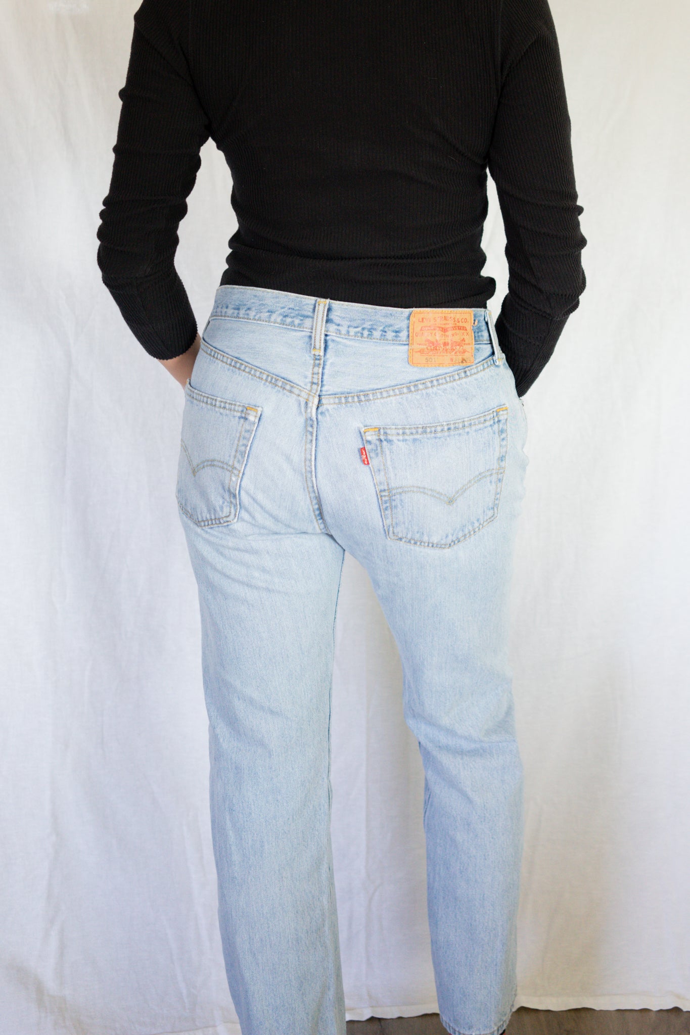 1990s Light Wash Levi 501 Denim Jeans